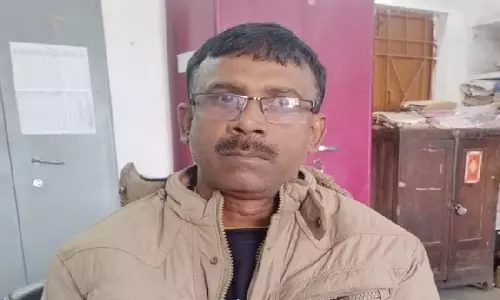 Odisha विजिलेंस ने सेक्शन ऑफिसर रंजीत कुमार सदांगी को रिश्वत लेते पकड़ा Odisha विजिलेंस ने सेक्शन ऑफिसर रंजीत कुमार सदांगी को रिश्वत लेते पकड़ा