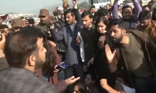 सरकारी नौकरियों में डोगरी और अन्य क्षेत्रीय भाषाओं को शामिल करने की मांग, ABVP ने किया विरोध प्रदर्शन सरकारी नौकरियों में डोगरी और अन्य क्षेत्रीय भाषाओं को शामिल करने की मांग, ABVP ने किया विरोध प्रदर्शन