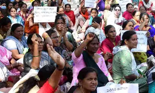 Hyderabad: परीक्षा स्थगित करने की मांग को लेकर विरोध प्रदर्शन किया