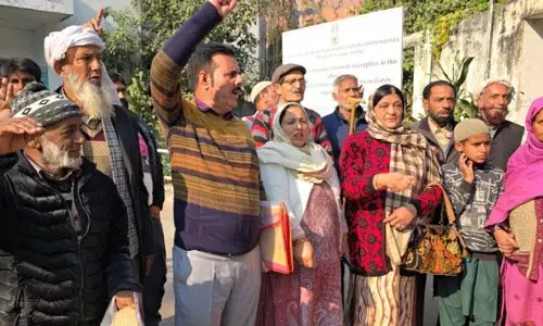 Jammu: मुस्लिम प्रवासियों ने किया प्रदर्शन, राहत राशि जारी करने की मांग