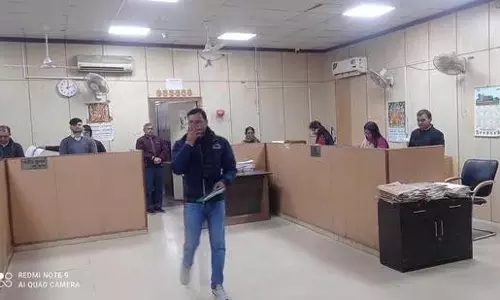 Noida प्राधिकरण : सीईओ ने दी कर्मचारियों को 20 मिनट तक ‘खड़े होने’ की सजा Noida प्राधिकरण : सीईओ ने दी कर्मचारियों को 20 मिनट तक ‘खड़े होने’ की सजा