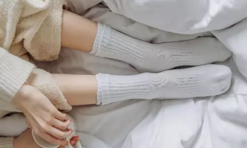 Winter में सोते समय मोज़े पहनने के फायदे और नुकसान, जानें