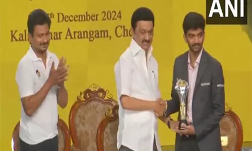 तमिलनाडु के CM Stalin ने चेन्नई में सबसे युवा विश्व शतरंज चैंपियन डी गुकेश को किया सम्मानित तमिलनाडु के CM Stalin ने चेन्नई में सबसे युवा विश्व शतरंज चैंपियन डी गुकेश को किया सम्मानित