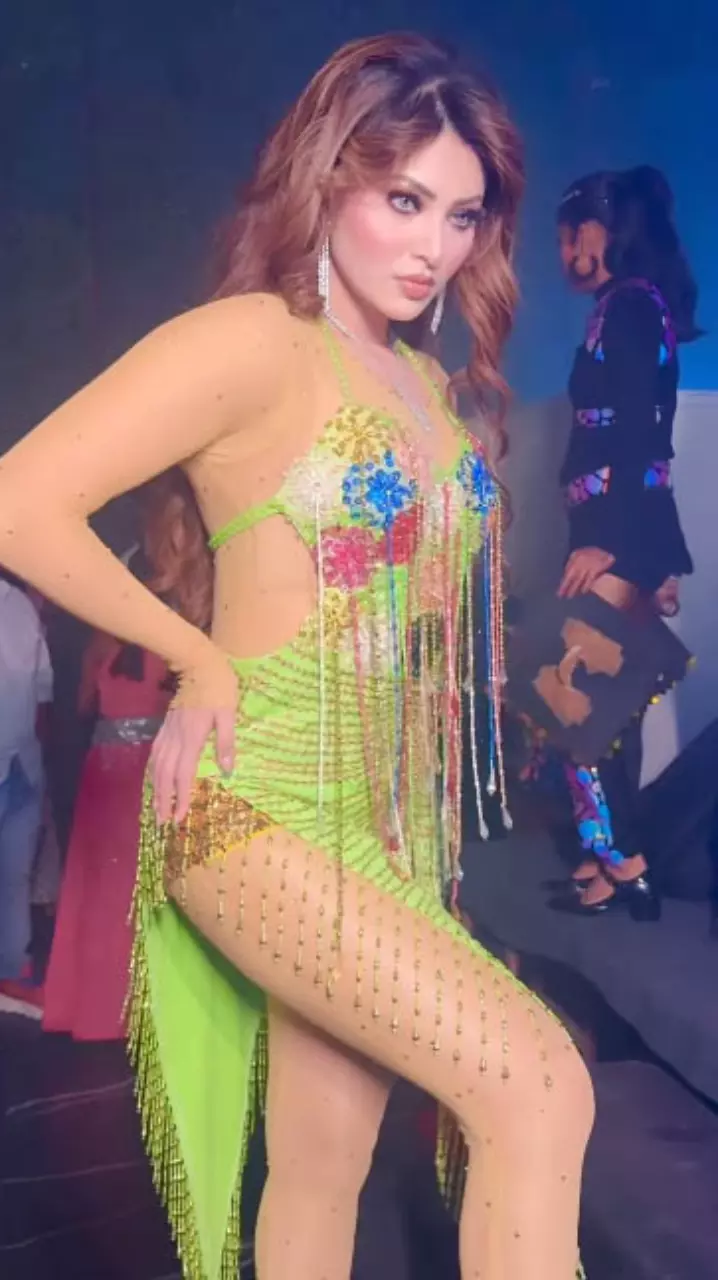 उर्वशी रौतेला की हॉट वीडियो