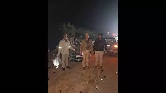 Injured कैंटर चालक की मदद कर रहे लोगों को कार ने कुचला, 4 की मौत