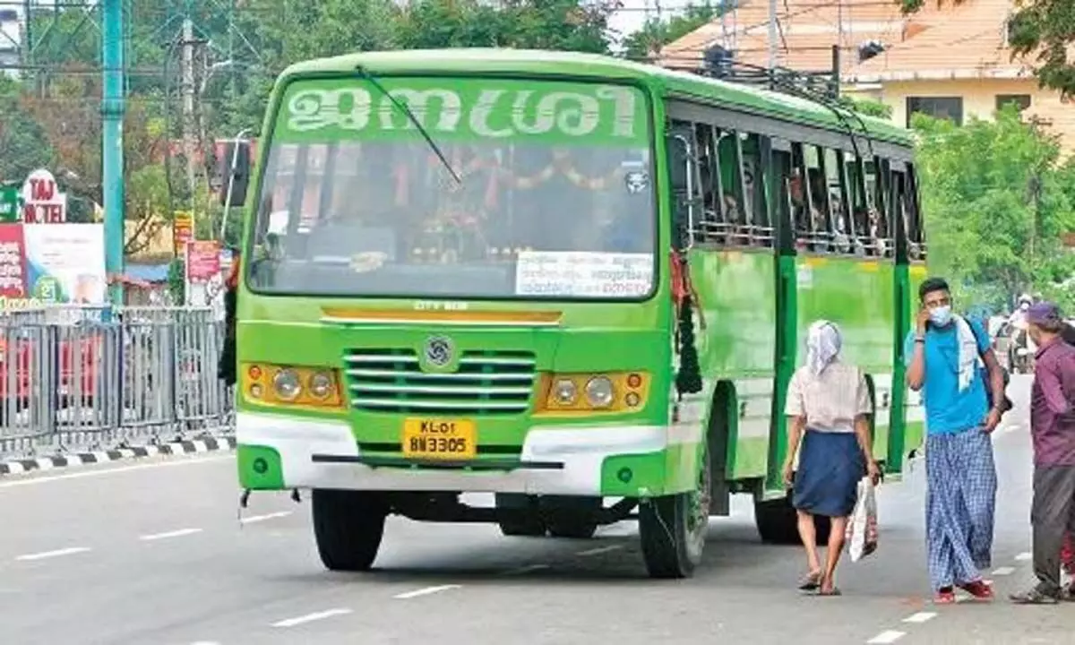 Kerala: एमवीडी ने निजी बसों को जिम्मेदारी से वाहन चलाने या जुर्माना भरने की सलाह दी