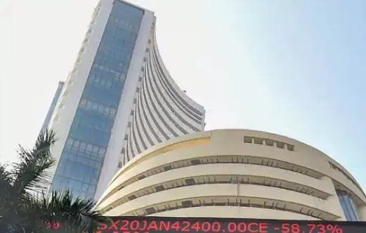 व्यापक बिकवाली के बीच बाजार में 1% से अधिक की गिरावट; Sensex below 81,000