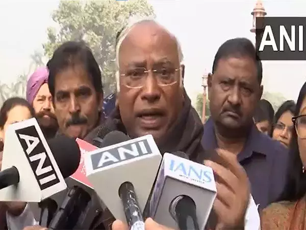 Kharge ने डॉ. अंबेडकर पर टिप्पणी को लेकर शाह के इस्तीफे की मांग की