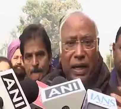 Kharge ने डॉ. अंबेडकर पर टिप्पणी को लेकर शाह के इस्तीफे की मांग की