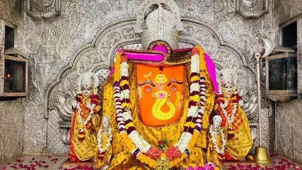 Ganesh Temple: इस अनोखे मंदिर में उल्टा स्वास्तिक बनाने की पूरी हो जाती हैं सभी मनोकामनाएं