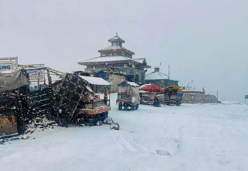 Kashmir अब भी भीषण ठंड की चपेट में