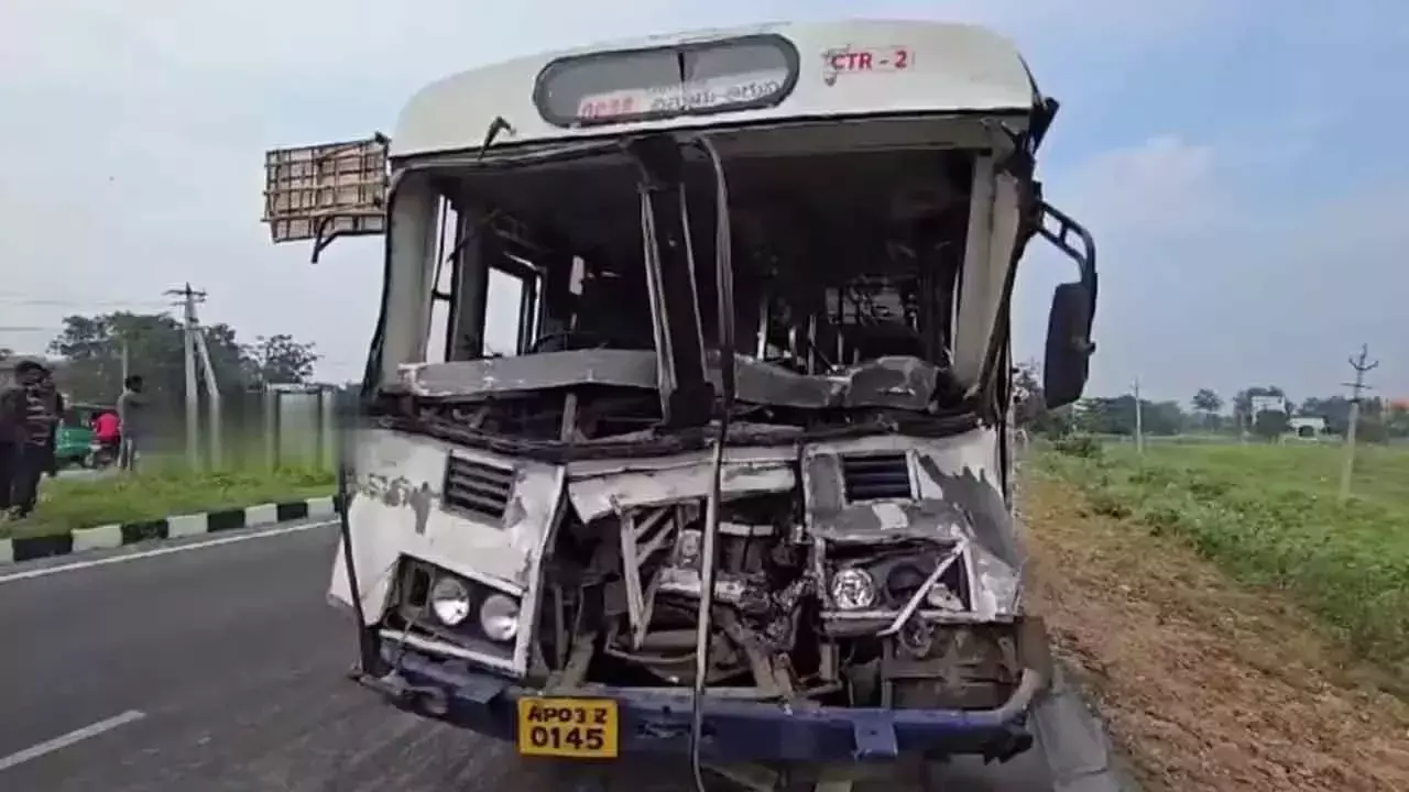 RTC बस के बुलडोजर से टकराने से 30 यात्री घायल