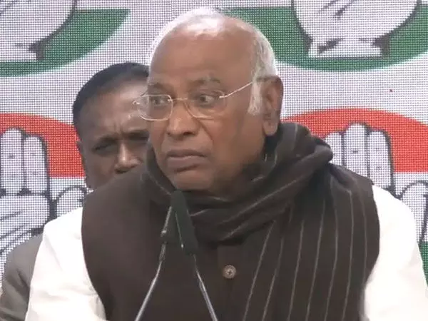 Kharge ने अंबेडकर पर अमित शाह की टिप्पणी की निंदा की, माफी की मांग की