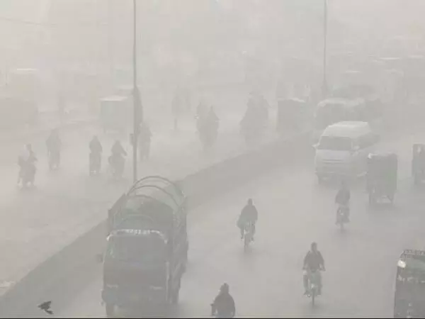 भयंकर धुंध के बीच Lahore में वायु गुणवत्ता सूचकांक फिर खतरनाक स्तर पर पहुंचा