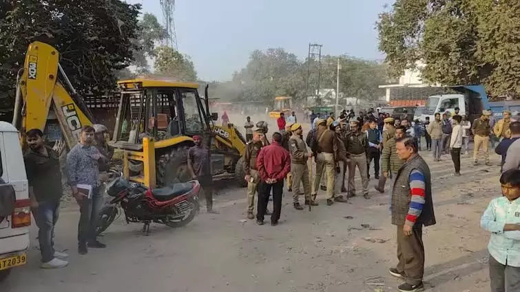 BREAKING: हनुमान मंदिर की जमीन से हटाया गया अवैध कब्जा, चला बुलडोजर