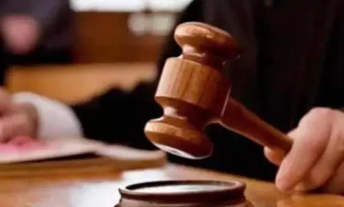 Dubai की 33 यात्राएं और एक निलंबित प्रिंसिपल: कदाचार का एक मार्ग