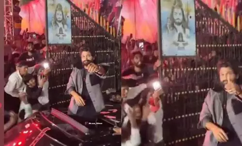 Allu Arjun की कार के टायर के पास गिरा पंखा Allu Arjun की कार के टायर के पास गिरा पंखा