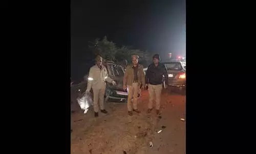 Injured कैंटर चालक की मदद कर रहे लोगों को कार ने कुचला, 4 की मौत Injured कैंटर चालक की मदद कर रहे लोगों को कार ने कुचला, 4 की मौत
