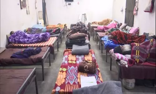 Delhi: तापमान में गिरावट के कारण लोगों ने रैन बसेरों में शरण ली Delhi: तापमान में गिरावट के कारण लोगों ने रैन बसेरों में शरण ली