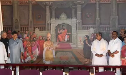 MLC सशिल नमोशी ने नकली अनुभव मंतपा पेंटिंग का मुद्दा उठाया