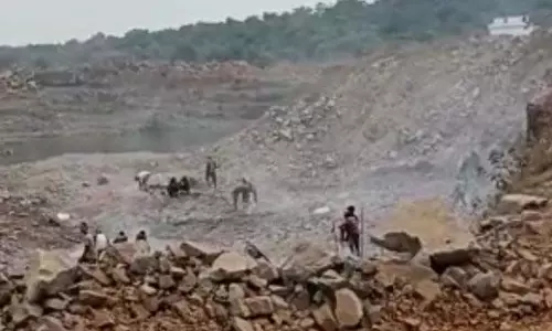 कोल्हू और पत्थर खदानों के कारण दो आदिवासी गांवों में दुखों का पहाड़ टूटा कोल्हू और पत्थर खदानों के कारण दो आदिवासी गांवों में दुखों का पहाड़ टूटा