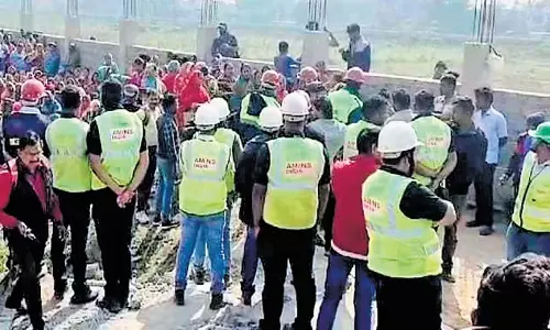 Odisha: आंदोलनकारी ग्रामीणों ने एएम/एनएस प्लांट की चारदीवारी का निर्माण कार्य रोका Odisha: आंदोलनकारी ग्रामीणों ने एएम/एनएस प्लांट की चारदीवारी का निर्माण कार्य रोका