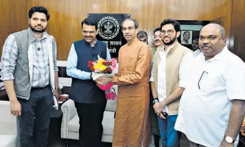 Uddhav ने सीएम फडणवीस से की मुलाकात, नई शुरुआत की अटकलें तेज Uddhav ने सीएम फडणवीस से की मुलाकात, नई शुरुआत की अटकलें तेज