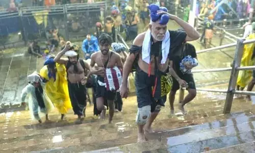 Sabarimala में मौत पर मुआवजा, ऑनलाइन भक्तों से ₹10 का संग्रह: देवासम बोर्ड Sabarimala में मौत पर मुआवजा, ऑनलाइन भक्तों से ₹10 का संग्रह: देवासम बोर्ड