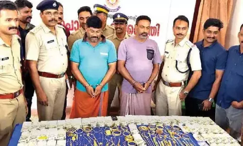 Ponnani: घर से 550 पवन सोना चोरी..पुलिस ने 438 पवन और ₹29 लाख बरामद किये Ponnani: घर से 550 पवन सोना चोरी..पुलिस ने 438 पवन और ₹29 लाख बरामद किये