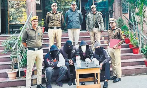 Fake call सेंटर पर छापा मारने पर 4 फर्जी पुलिसकर्मी गिरफ्तार Fake call सेंटर पर छापा मारने पर 4 फर्जी पुलिसकर्मी गिरफ्तार