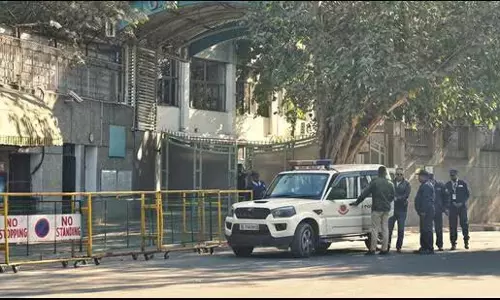 Delhi: ग्रैब, बम की अफवाहों और छुट्टियों के कारण स्कूलों में पढ़ाई बाधित Delhi: ग्रैब, बम की अफवाहों और छुट्टियों के कारण स्कूलों में पढ़ाई बाधित