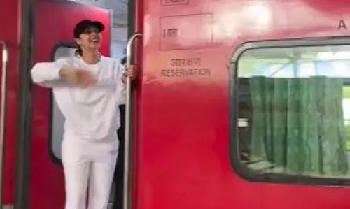 मलाइका अरोड़ा ने DDLJ से शाहरुख के प्रतिष्ठित ट्रेन दृश्य को फिर से बनाया