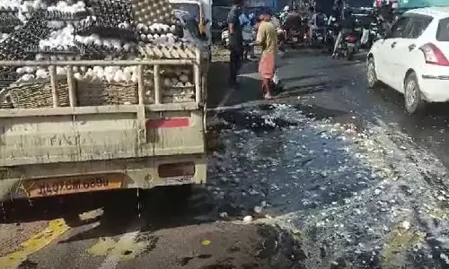 Kerala : अंडों की बर्बादी बस-ट्रक की टक्कर के बाद अलुवा की सड़क फिसलन भरी हो गई
