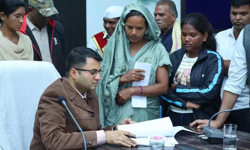 जनदर्शन के माध्यम से कलेक्टर गोयल ने सुनी लोगों की समस्याएं जनदर्शन के माध्यम से कलेक्टर गोयल ने सुनी लोगों की समस्याएं