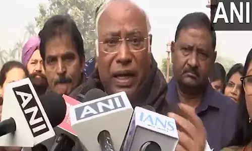 Kharge ने डॉ. अंबेडकर पर टिप्पणी को लेकर शाह के इस्तीफे की मांग की