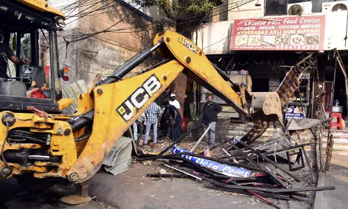 GHMC नगर नियोजन टीम फुटपाथ अतिक्रमण को ध्वस्त कर रही GHMC नगर नियोजन टीम फुटपाथ अतिक्रमण को ध्वस्त कर रही