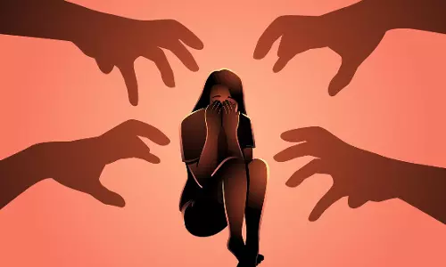 NCR Noida: विश्वविद्यालय में पढ़ने वाली बीटेक छात्रा से लखनऊ में गैंगरेप का मामला सामने आया NCR Noida: विश्वविद्यालय में पढ़ने वाली बीटेक छात्रा से लखनऊ में गैंगरेप का मामला सामने आया