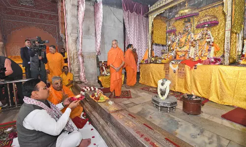Jaipur: मुख्यमंत्री भजनलाल शर्मा ने गोविंददेवजी मंदिर में की पूजा-अर्चना Jaipur: मुख्यमंत्री भजनलाल शर्मा ने गोविंददेवजी मंदिर में की पूजा-अर्चना