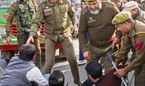 J&K सरकार पर भर्ती में हिंदी, संस्कृत की अनदेखी करने का ABVP ने आरोप लगाया, विरोध मार्च निकाला J&K सरकार पर भर्ती में हिंदी, संस्कृत की अनदेखी करने का ABVP ने आरोप लगाया, विरोध मार्च निकाला