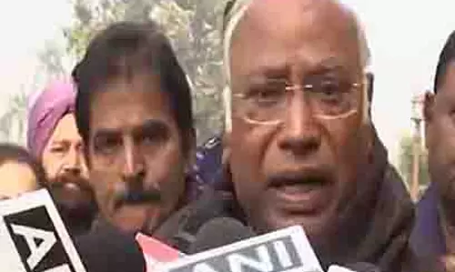 Kharge ने डॉ. अंबेडकर पर टिप्पणी को लेकर शाह के इस्तीफे की मांग की