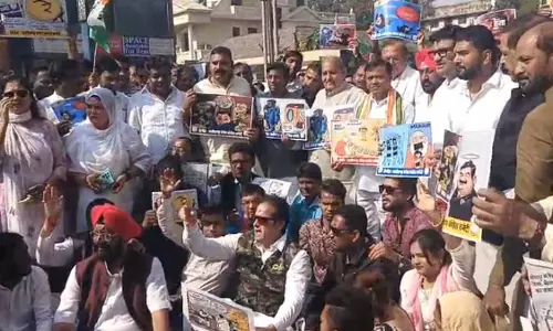 रायपुर में कांग्रेस ने किया हल्ला बोल प्रदर्शन रायपुर में कांग्रेस ने किया हल्ला बोल प्रदर्शन
