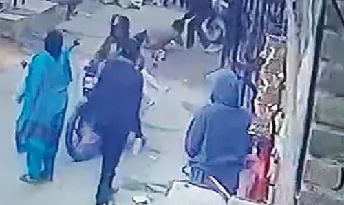 Chandigarh: दोस्त ने ही दिनदहाड़े महिला को मारा चाकू, हालत गंभीर