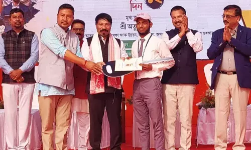 Assam : अनुंदोरम बोरूआ पुरस्कार वितरण के दौरान धुबरी के मेधावी छात्रों को स्कूटी, साइकिलें मिलीं Assam : अनुंदोरम बोरूआ पुरस्कार वितरण के दौरान धुबरी के मेधावी छात्रों को स्कूटी, साइकिलें मिलीं