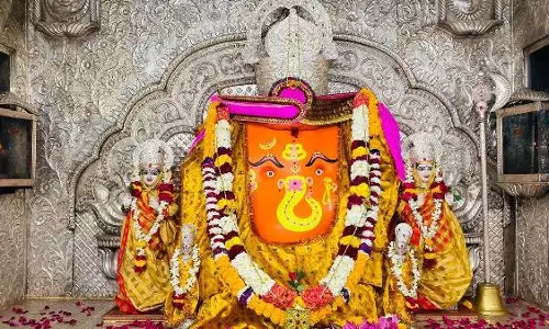 Ganesh Temple: इस अनोखे मंदिर में उल्टा स्वास्तिक बनाने की पूरी हो जाती हैं सभी मनोकामनाएं