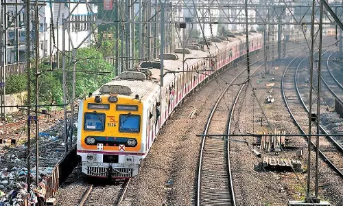 OMG! ट्रेन में चौंकाने वाली घटना...महिलाएं चिल्लाने लगीं, मचा हड़कंप