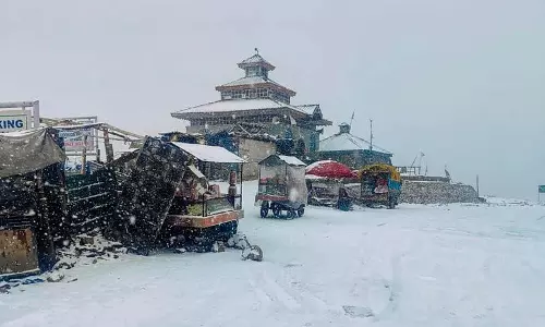 Kashmir अब भी भीषण ठंड की चपेट में Kashmir अब भी भीषण ठंड की चपेट में