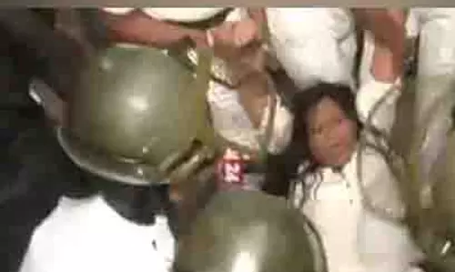अमित शाह के बयान के खिलाफ प्रदर्शन, Congress कार्यकर्ताओं को हिरासत में लिया गया अमित शाह के बयान के खिलाफ प्रदर्शन, Congress कार्यकर्ताओं को हिरासत में लिया गया