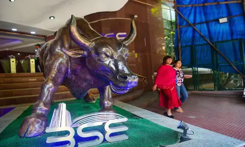 Sensex and Nifty में तीसरे कारोबारी सत्र में भी गिरावट जारी रही Sensex and Nifty में तीसरे कारोबारी सत्र में भी गिरावट जारी रही