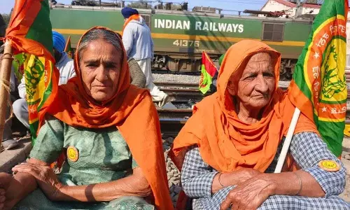 PUNJAB : दिल्ली चलो’ के प्रयास के बाद किसानों ने पंजाब में रेल यातायात अवरुद्ध किया