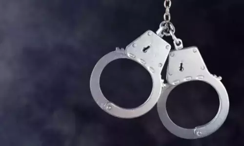Kolkata : बाइक सवार ने महिला के फ्लैट में घुसकर छेड़छाड़ की Kolkata : बाइक सवार ने महिला के फ्लैट में घुसकर छेड़छाड़ की